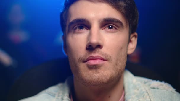 Un homme souriant se relaxant avec du pop-corn au cinéma. gai guy regarder film — Video