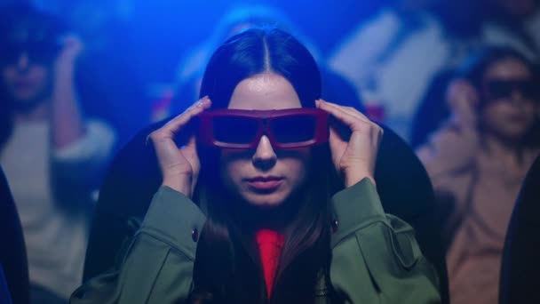 Mujer sonriente disfrutando de la comedia en el cine. Chica poniéndose gafas 3d — Vídeos de Stock