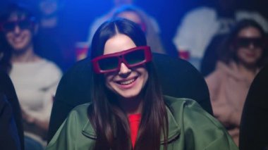 Mutlu kadın sinemada eğleniyor. 3D gözlüklü kız film izliyor.