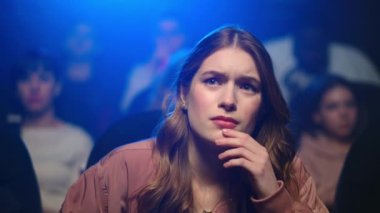 Sinemada endişelenen genç bir kadın. Kapalı çekim üzgün kız duygusal film izliyor.