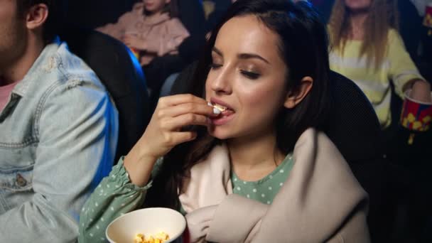 Mulher feliz assistindo filme no cinema. Sorrindo menina comendo no cinema. — Vídeo de Stock