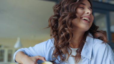 Evde gitar çalan şaşırmış kız suratı. Oturma odasında pozitif kadın konuşuyor.