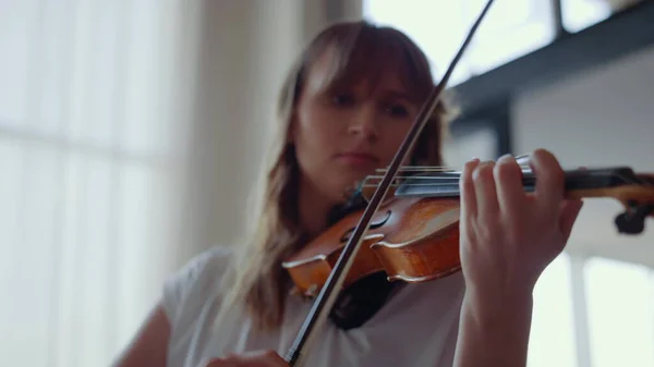 Meisje dat muziek oefent op viool. Violiste maken lied met strijkinstrument — Stockfoto