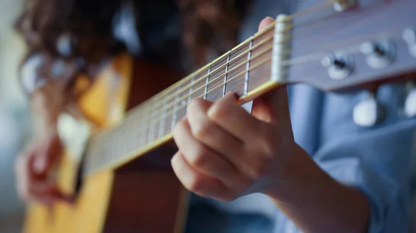 Flickhänder som spelar gitarr. Kvinnlig musiker skapar musik med stråkinstrument — Stockfoto