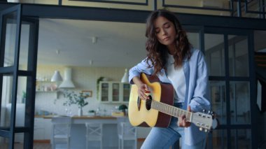 Gitarda beste yapan bir kız. Enstrümanda çalan müzisyen şarkısı
