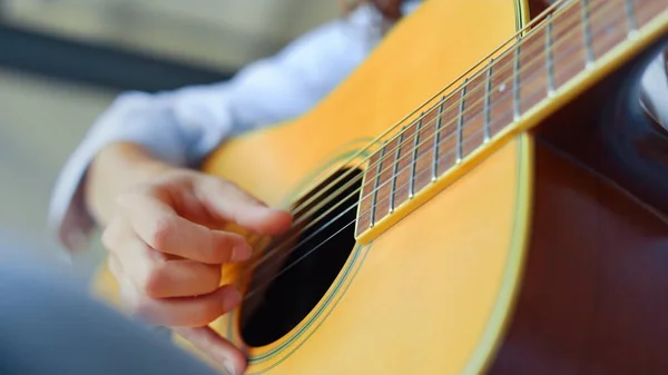 En tonårstjej som spelar gitarr. Kvinnlig musiker som lär sig spela gitarr — Stockfoto