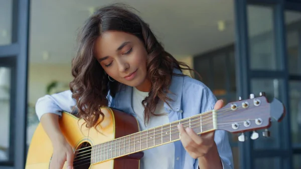 Hon spelar akustisk gitarr. Kvinnlig gitarrist spelar musikinstrument — Stockfoto