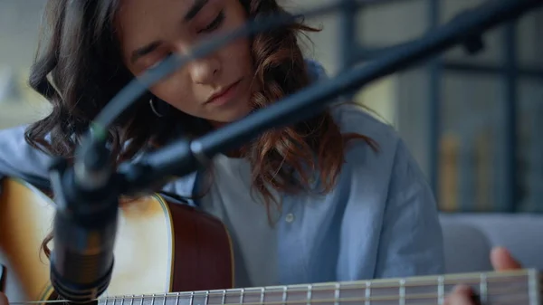 Attraktiv flicka inspelning ljudet av gitarr med kondensatormikrofon — Stockfoto