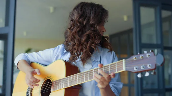 Hon övar musik på gitarr. Tänksam gitarrist som skapar musik på gitarr — Stockfoto