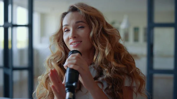 Τραγουδιστής εξάσκηση φωνητικής στο σπίτι. Γυναίκα τραγούδι τραγούδι σε επαγγελματικό μικρόφωνο — Φωτογραφία Αρχείου