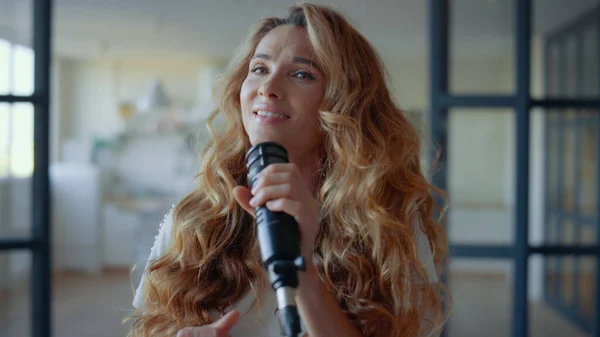 Mujer interpretando canción musical en micrófono. Cantante alegre practicando vocal —  Fotos de Stock