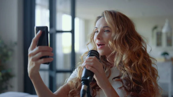 Γυναίκα με κινητό να τραγουδάει καραόκε. Γυναίκα τραγουδιστής εκμάθηση κειμένου του νέου τραγουδιού — Φωτογραφία Αρχείου