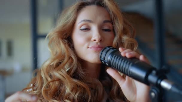 Mujer cantando en micrófono. Músico chasquear los dedos al ritmo de la música — Vídeos de Stock