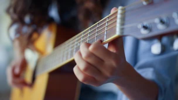 Mãos de rapariga a tocar guitarra. Músico feminino criando música com instrumento de corda — Vídeo de Stock