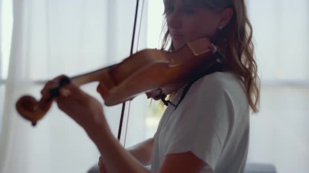 Menina praticando música no violino com arco. Violinista tocando acordes no violino — Vídeo de Stock