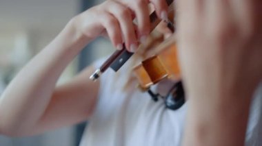 Yayla keman çalan bir müzisyen. İp enstrümanında müzik yaratan kız