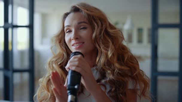 Cantor praticando vocal em casa. Mulher cantando música no microfone profissional — Vídeo de Stock