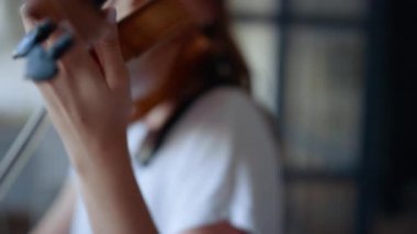 Keman çalan kadın elleri. Müzisyen parmaklarıyla kemana basıyor