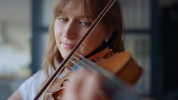 Ragazza che pratica musica sul violino. Composizione violinista eseguita su strumento — Video Stock