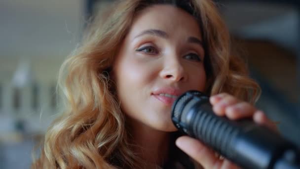 Žena zpívající píseň v mikrofonu. Žena zpěvačka vystupující hudební píseň — Stock video