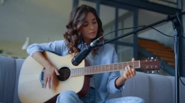 Evde gitar çalan kız kayıt stüdyosunda. Gitarın müzisyen kayıt sesi