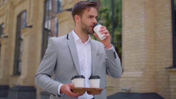Mannen som bär papperskoppar med varmt kaffe till kontoret. Chef dricka te på språng — Stockvideo