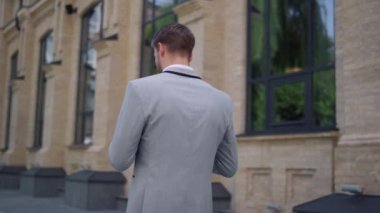 Arka plan işadamı cep telefonu kullanıyor. Şık bir adam cep telefonu ekranı gibi.