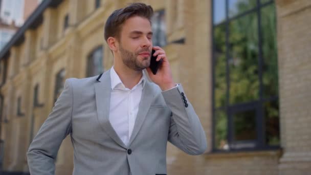 Uomo d'affari che usa il cellulare all'aperto. Un uomo che parla al cellulare su City Street. — Video Stock