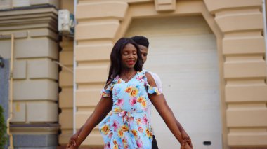 Kız ve erkek şehirde dans öğeleri oluşturuyorlar. Sokakta dans eden kadın ve erkek