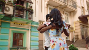 Sokakta dans eden güzel bir kadın başrol oyuncusu. Dans eden ateşli Afrikalı çift