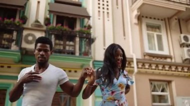 Sokakta dans eden Afro bir çift. Afrikalı dansçılar dışarıda dans ediyorlar..