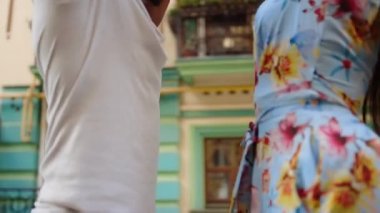 Şehrimizde tutkuyla dans eden Afro çift. Sokakta erkek dansçı kontrolcü kız