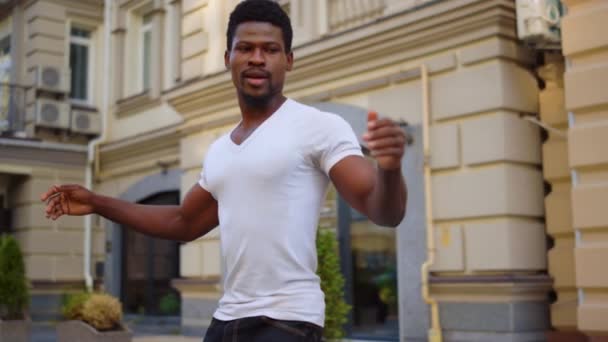 Açık havada dans eden seksi afro erkek dansçı. Adam sokakta vücut hareketleri yapıyor. — Stok video