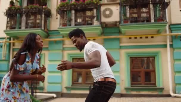 Афро-танцоры танцуют на открытом воздухе. Африканская пара танцует на улице — стоковое видео