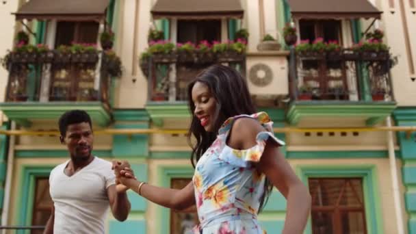 Sexy pareja afro realizar al aire libre. Sexy chica africana agitando caderas en la ciudad — Vídeo de stock