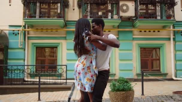 Jeune couple tournant les hanches dans la rue. Danseurs perfectionnant la danse ensemble en ville. — Video