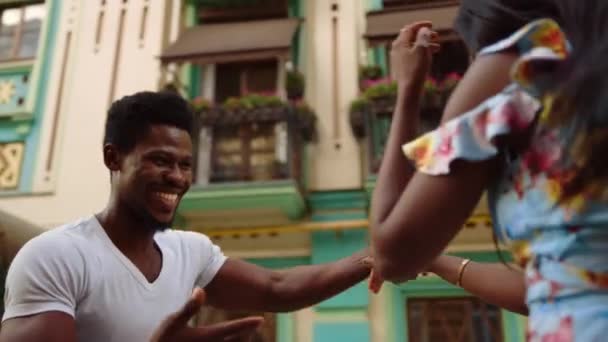 Alegre afro bailarines moviéndose en cámara lenta en la ciudad. Pareja bailando en la calle — Vídeos de Stock