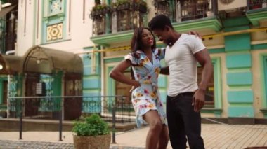 Şehirde dans eden sevimli afro bir çift. Afrikalı dansçılar açık havada gösteri yapıyorlar