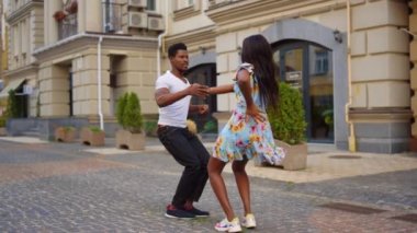 Afrikalı çift şehirde dans ediyor. Yakışıklı dansçılar Latin dansına giriyorlar.