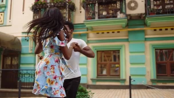 Χαρούμενοι Αφρικανοί χορευτές να χορεύουν στο δρόμο. Ζευγάρι ακολουθεί ρυθμό στην πόλη — Αρχείο Βίντεο