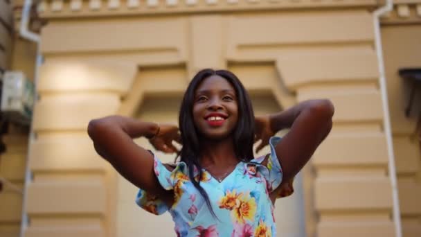 Παιχνιδιάρα Αφρικάνα που χορεύει λατίνο στην πόλη. Κυρία κάνοντας κινήσεις χέρι στο δρόμο — Αρχείο Βίντεο