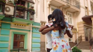 Sokakta dans eden güzel bir kadın başrol oyuncusu. Dans eden ateşli Afrikalı çift