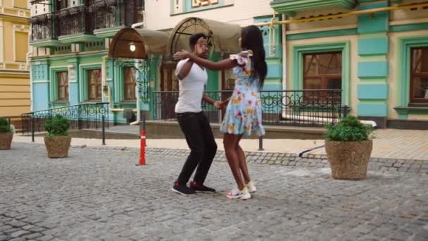 Des danseurs afro-américains en ville. Couple dansant dans la rue — Video