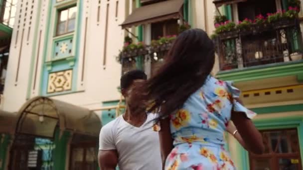 Jeune homme et femme afro dansant bachata dans la rue. Couple afro dansant — Video