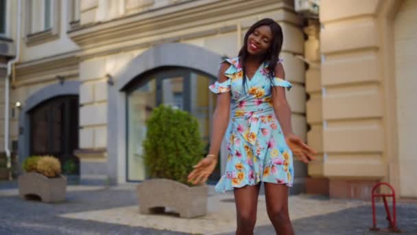 Θετική αφρο-κυρία που χορεύει λατίνο έξω. Κορίτσι κάνει κινήσεις του σώματος στην πόλη — Αρχείο Βίντεο