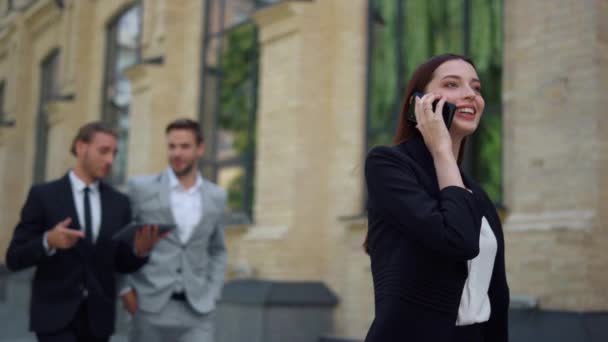 Mujer sonriente usando teléfono móvil al aire libre. Gente de negocios corriendo trabajo. — Vídeos de Stock