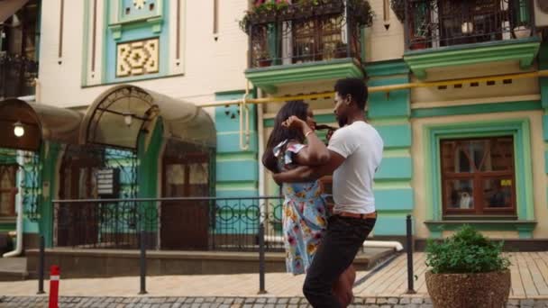 Χαρούμενοι Αφρικανοί χορευτές κινούνται σε αργή κίνηση στην πόλη. Ζευγάρι χορεύει στο δρόμο — Αρχείο Βίντεο
