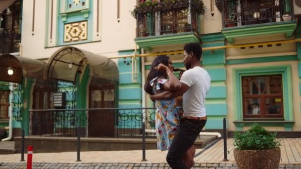 Alegres bailarines africanos moviéndose en cámara lenta en la ciudad. Pareja bailando en la calle — Vídeos de Stock