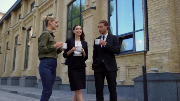 Colegas que têm quebrar o trabalho ao ar livre. Negócios que bebem café lá fora — Vídeo de Stock