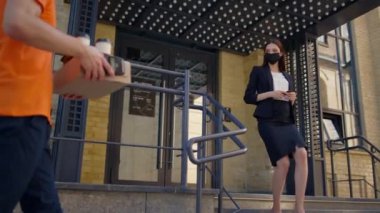 Maskeli kurye dışarıdan sipariş veriyor. Kartvizit ödeyen kadın..